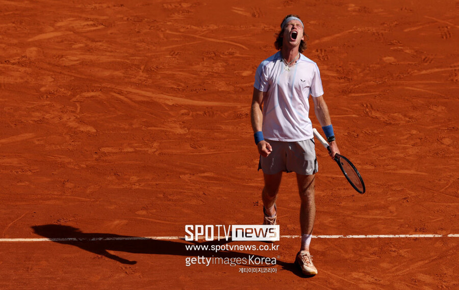 ▲ 2023 ATP 투어 몬테카를로 마스터스 16강 진출을 확정한 뒤 포효하는 안드레이 루블레프