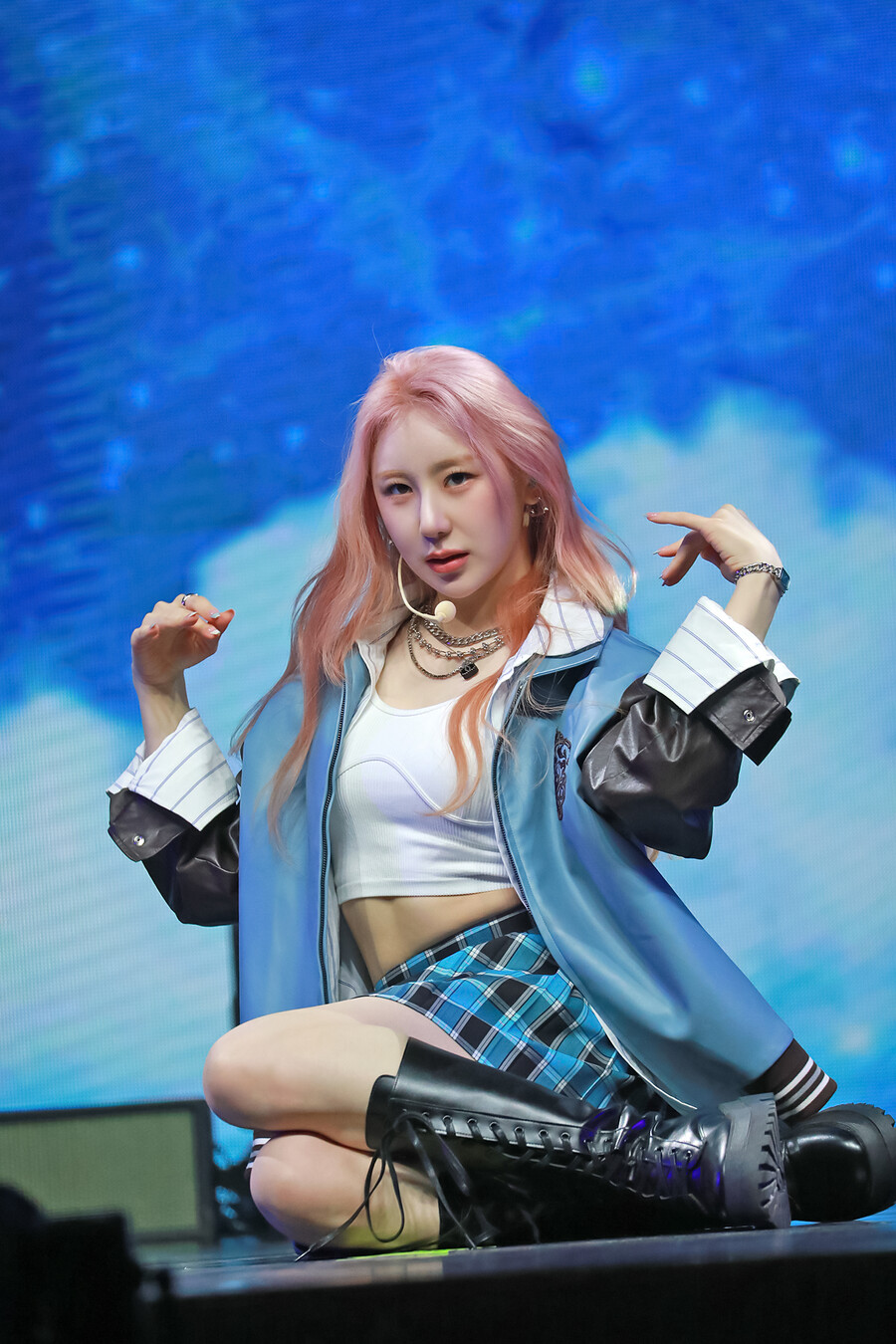 RBW 색깔 더한 이채연, 색다른 음악으로 음원차트 진입 ‘노크’[종합]