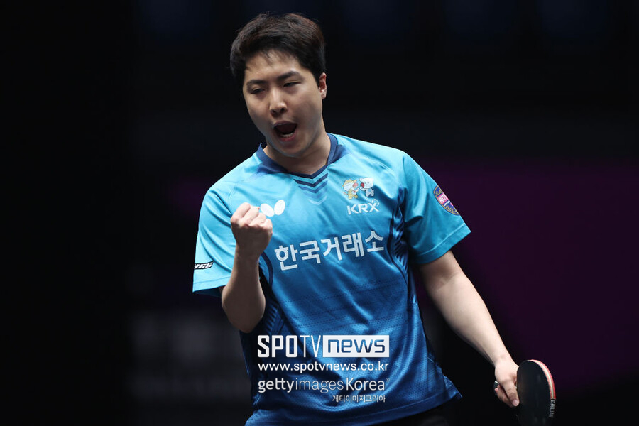 ▲ 임종훈이 2023 WTT 신샹 챔피언스 남자 단식 8강전에서 득점을 올린 뒤 주먹을 불끈 쥐고 있다.