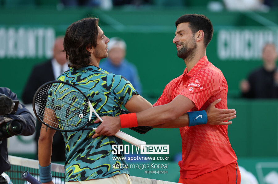 ▲ 2023 ATP 투어 몬테카를로 마스터스 단식 16강전을 마친 뒤 서로 격려하는 노바크 조코비치(오른쪽)와 로렌조 무세티
