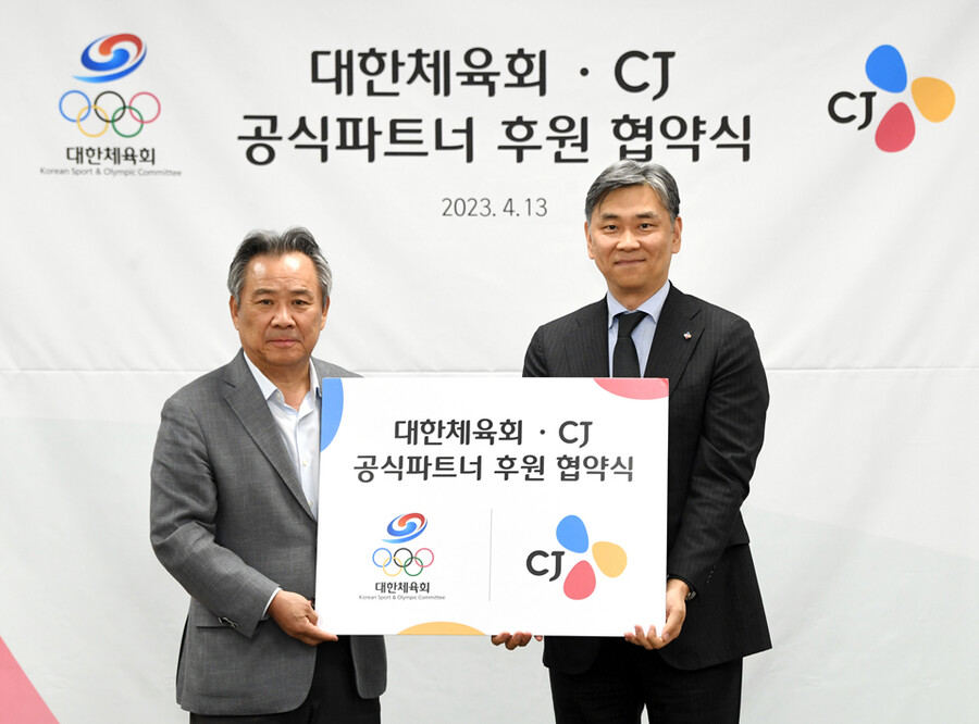 ▲ 이기흥 대한체육회 회장(왼쪽)과 김홍기 CJ 회장 ⓒCJ주식회사