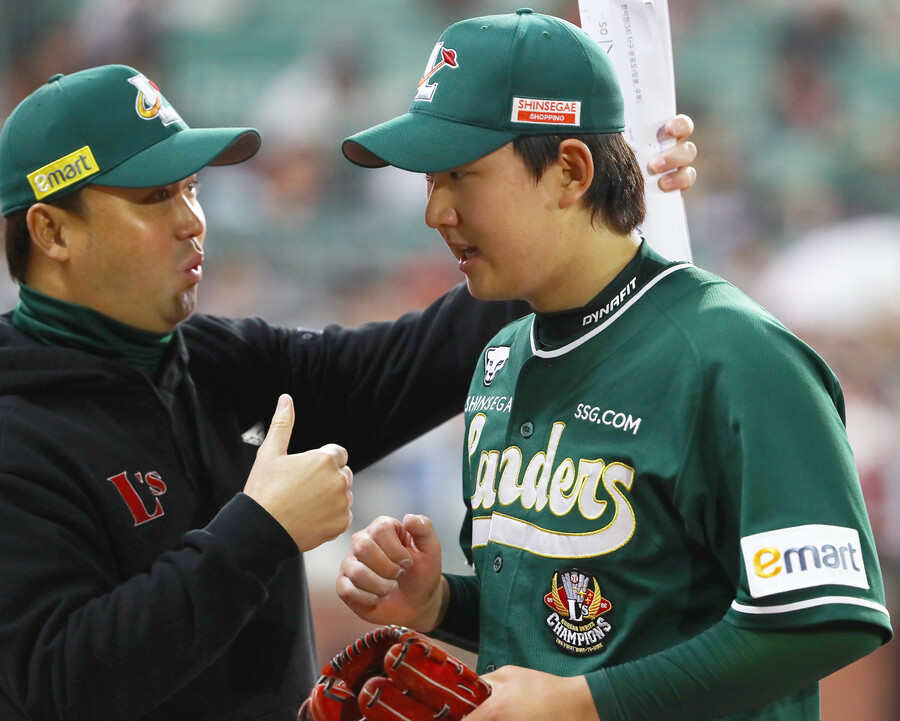 ▲SSG 랜더스 송영진(오른쪽)이 등판을 마치고 더그아웃으로 향하고 있다. ⓒSSG 랜더스