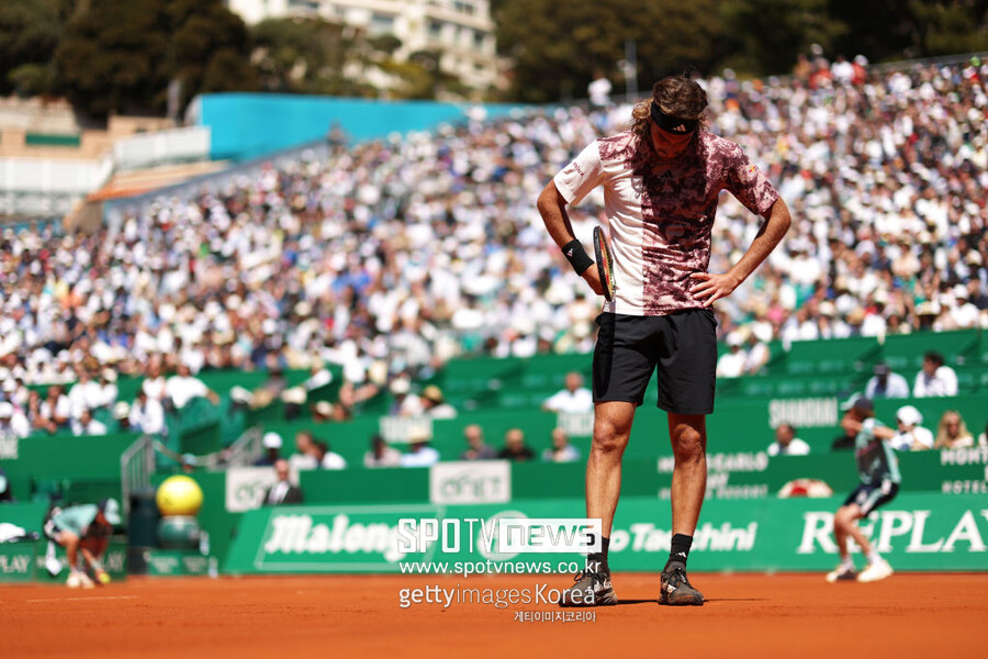 ▲ 2023 ATP 투어 몬테카를로 마스터스 단식 8강전에서 경기가 풀리지 않자 고개를 떨구는 스테파노스 치치파스
