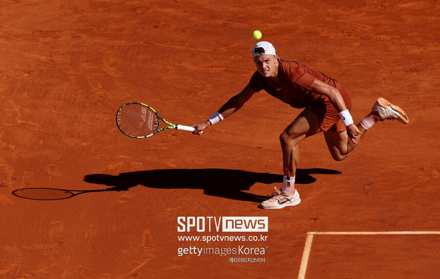 ▲ 홀게르 루네가 2023 ATP 투어 몬테카를로 마스터스 단식 8강전에서 경기를 펼치고 있다.