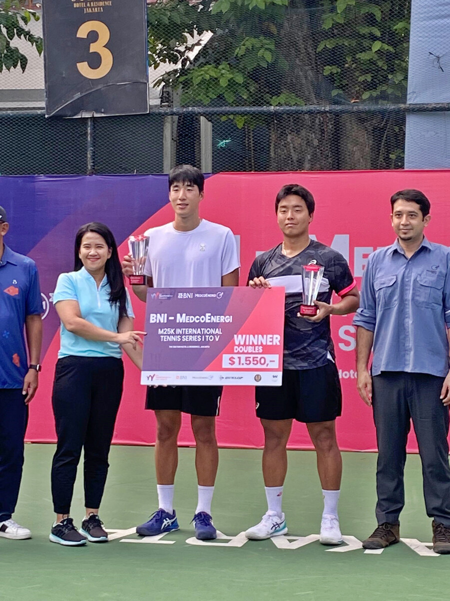 ▲ ITF 자카르타오픈 복식에서 우승한 정영석(왼쪽)과 정윤성 ⓒ라이언컴퍼니