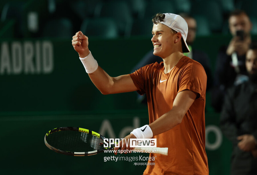 ▲ 홀게르 루네가 2023 ATP 투어 몬테카를로 마스터스 결승 진출을 확정한 뒤 주먹을 불끈 쥐고 있다.