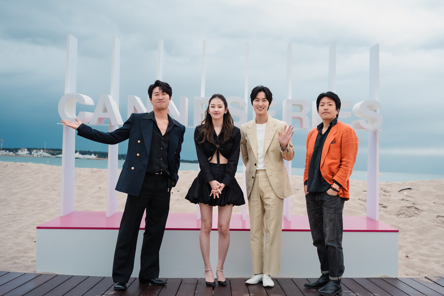 ▲ 티빙 오리지널 시리즈 '몸값'의 주역들이 15일(현지시간) 프랑스 칸에서 열린 제6회 칸 국제 시리즈 페스티벌 공식 포토콜 행사에서 기념 촬영을 하고 있다. 왼쪽부터 진선규, 전종서, 장률 배우, 전우성 감독. 제공|티빙