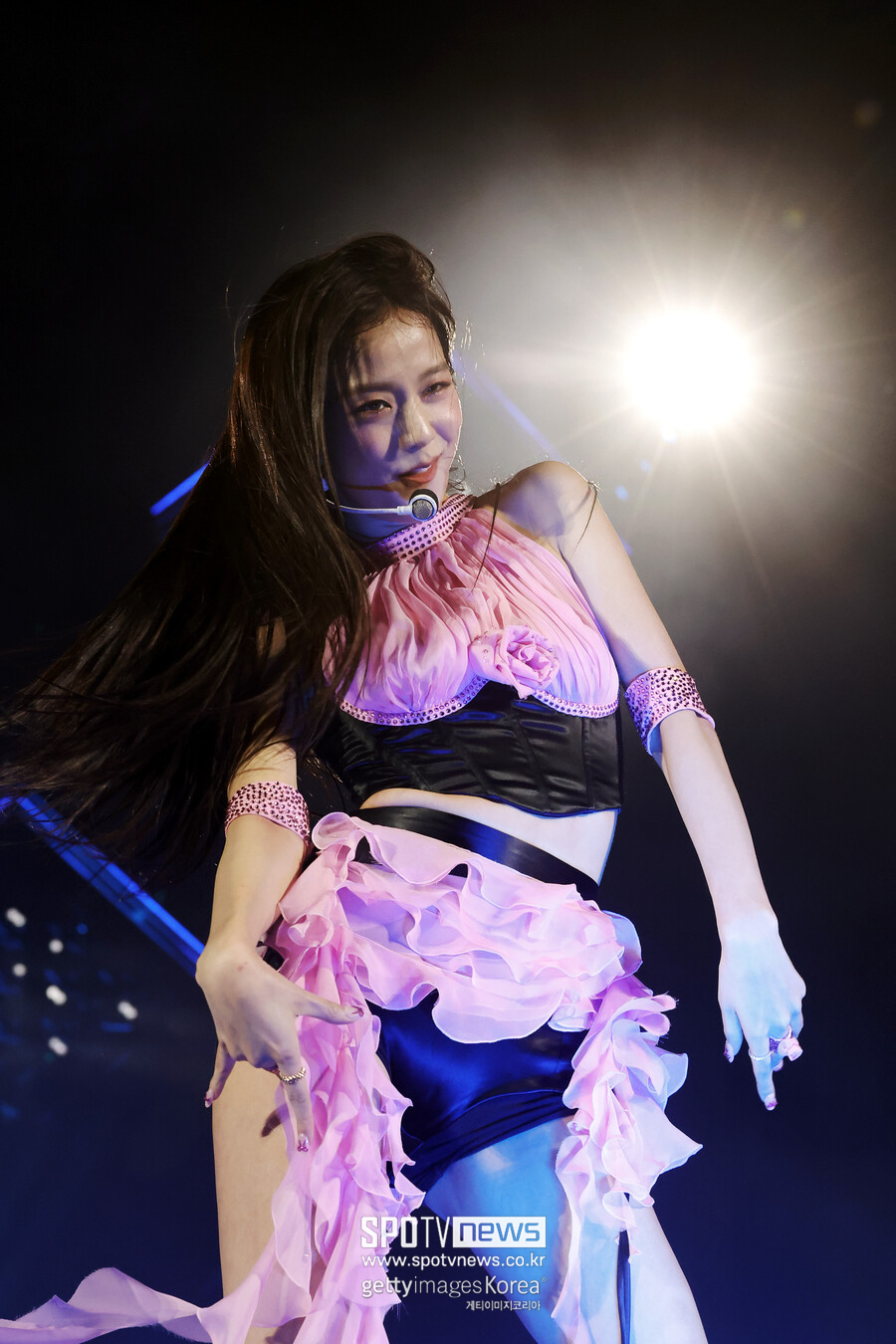 ▲ 16일 코첼라 밸리 뮤직 앤드 아츠 페스티벌 헤드라이너로 무대에 오른 블랙핑크 지수. ⓒ게티이미지