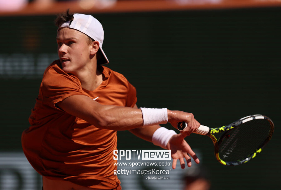 ▲ 홀게르 루네가 2023년 ATP 투어 몬테카를로 마스터스 결승전에서 경기를 펼치고 있다.