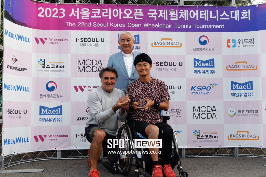 남자복식 우승, 스테판 우데(좌), 미키 타쿠야(우), 주원홍 대한장애인테니스협회장(가운데) 