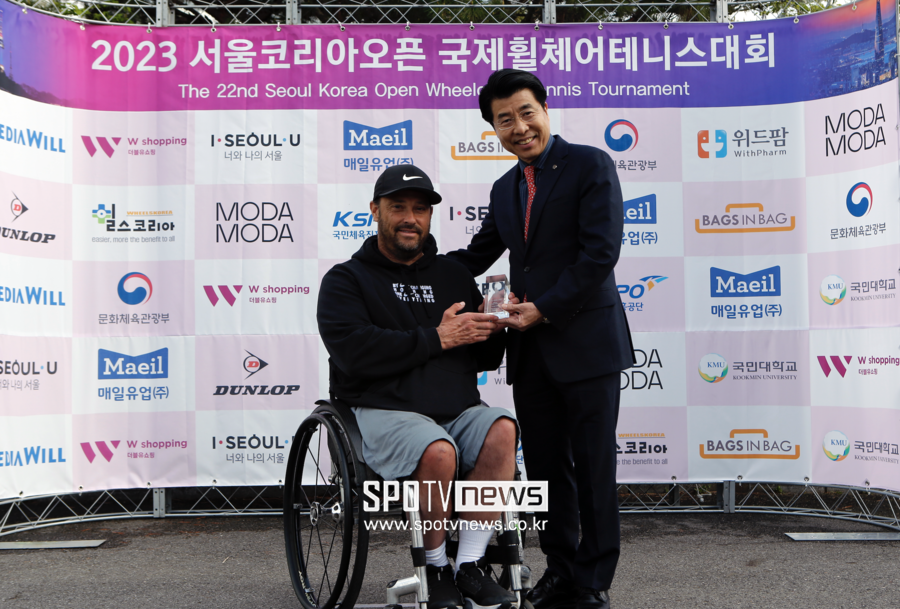 쿼드 단식 우승, 데이비드 와그너(좌), 서강석 송파구청장(우)