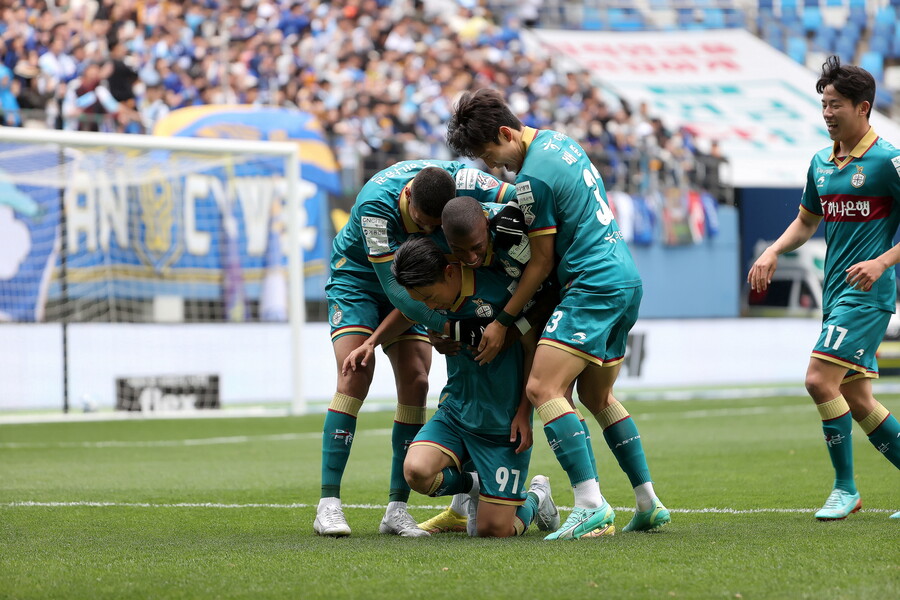 [SPO 현장]'하나금융그룹 지원+공격 축구=관중 폭발', 흥 터지는 대전하나