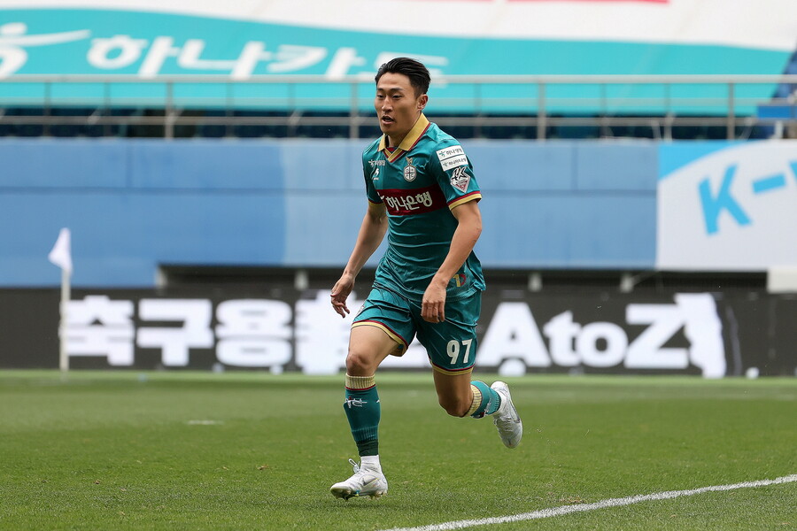 ▲ 하나금융그룹의 지원을 받는 대전하나시티즌은 1위 울산 현대를 2-1로 꺾고 3위로 올라섰다. 이진현은 이날 선제골을 넣었다. ⓒ대전하나시티즌