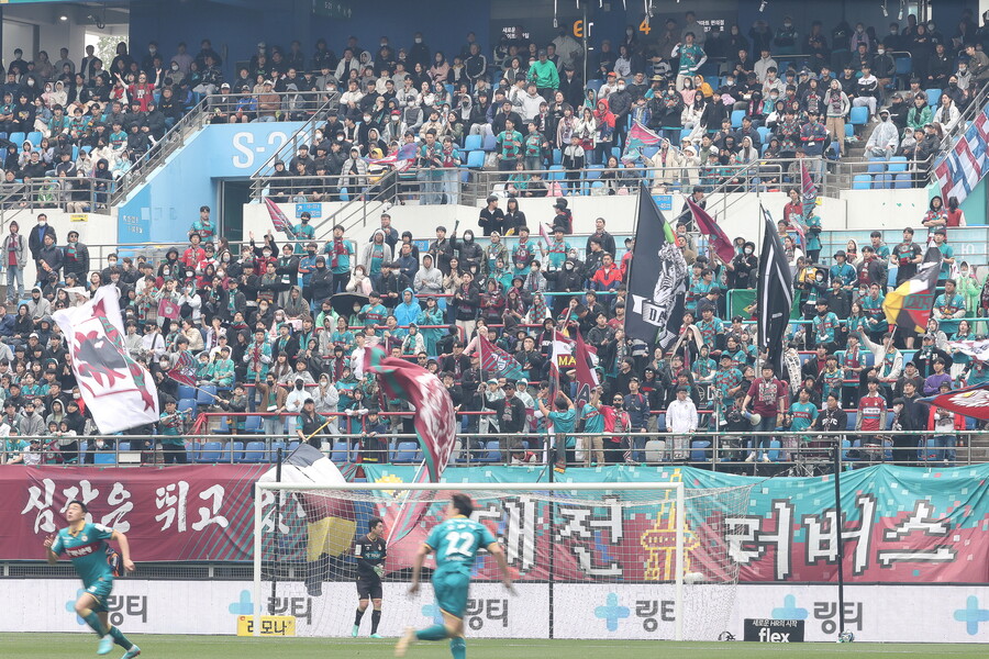 ▲ 축구 보는 맛을 느끼게 해주는 대전하나시티즌, 대전월드컵경기장 분위기는 환상적이다. ⓒ대전하나시티즌