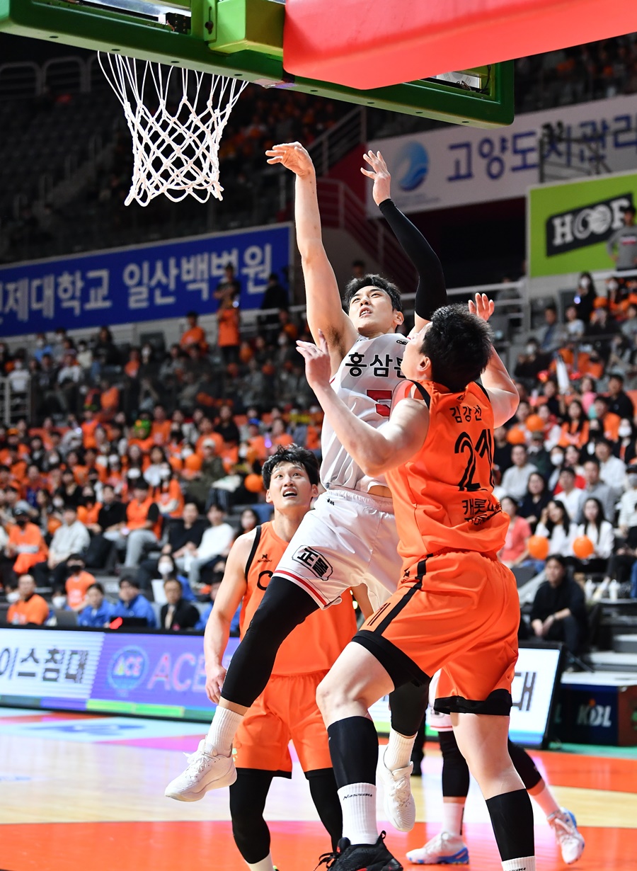 ▲ 김상식 감독(위)과 야투를 시도하는 변준형(아래) ⓒ KBL