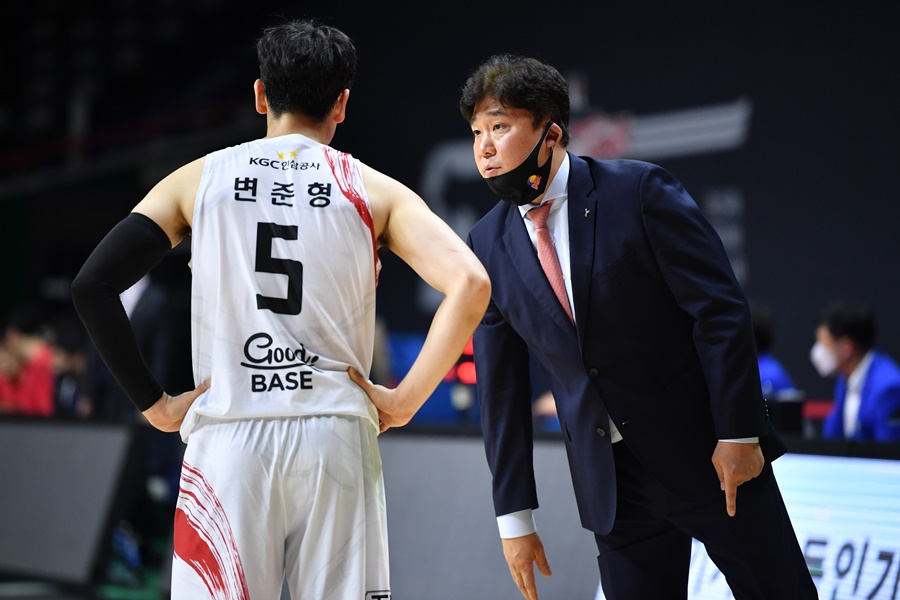 ▲ 안양 KGC 시절의 변준형과 김승기 감독(왼쪽부터) ⓒ KBL