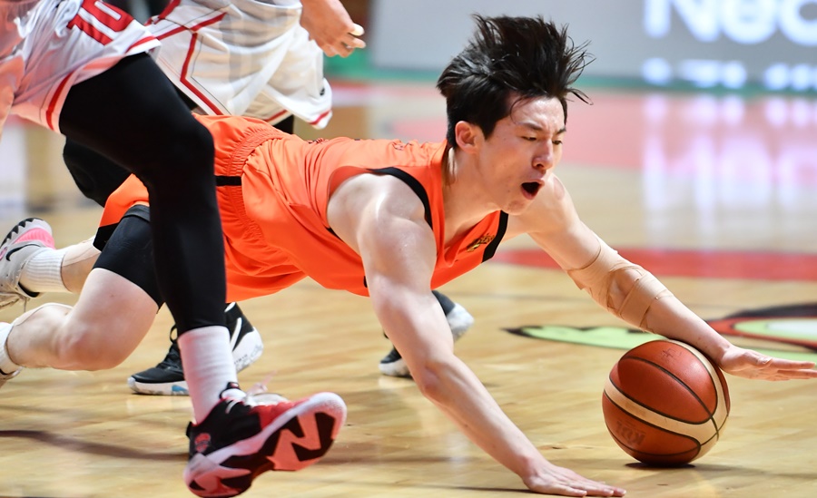 ▲ 김상식 감독(위)과 안양 KGC 수비에 체력을 소모한 고양 캐롯의 이정현(아래) ⓒ KBL