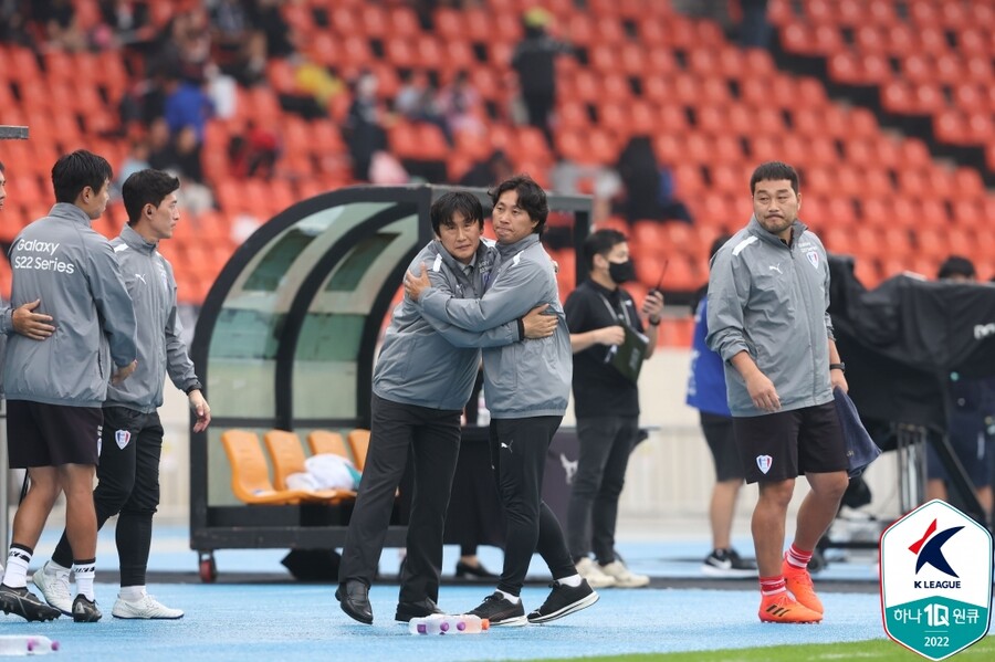 ▲ 위기의 수원 삼성을 이끌 최성용 감독대행(사진 중앙 오른쪽) ⓒ 한국프로축구연맹