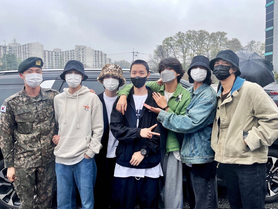 '조교' 진까지…제이홉, '완전체' 방탄소년단 응원 속 씩씩한 입대[종합]