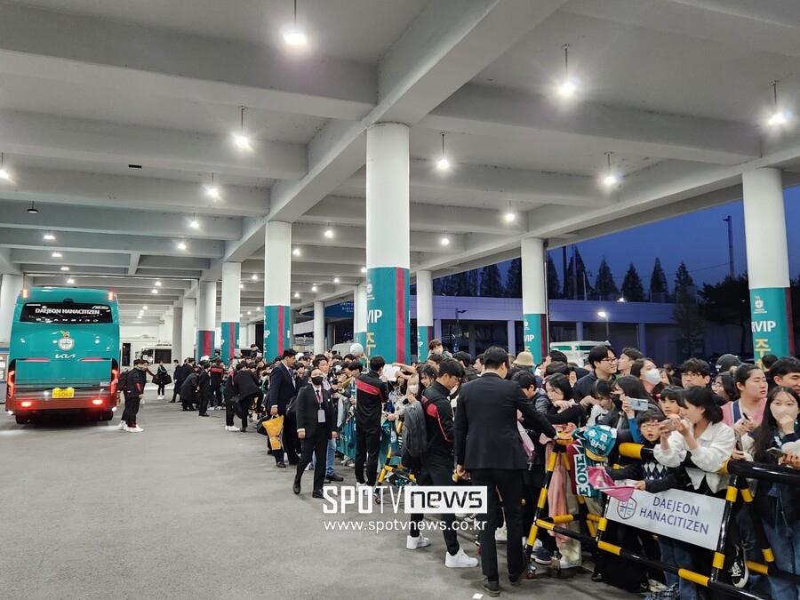▲ 모기업이 확실하게 지원하자 선수들은 뛰고 직원들이 열심히 움직이니 CEO의 리더십 공백이 보이지 않는 대전 하나시티즌. 최근 가장 분위기 좋은 구단 중 하나다.