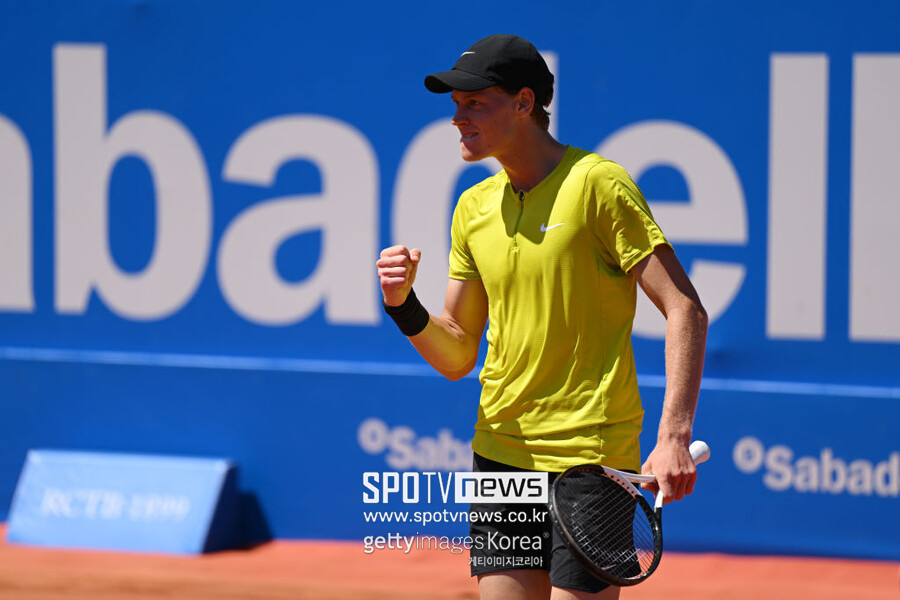 ▲ 2023년 ATP 투어 바르셀로나 오픈 단식 2회전에서 득점을 올린 뒤 주먹을 불끈 쥐는 야닉 시너
