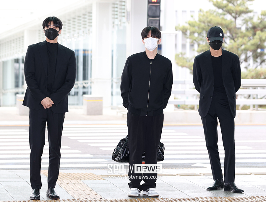 [포토S] 몬스타엑스, '고 문빈 애도하며 출국'