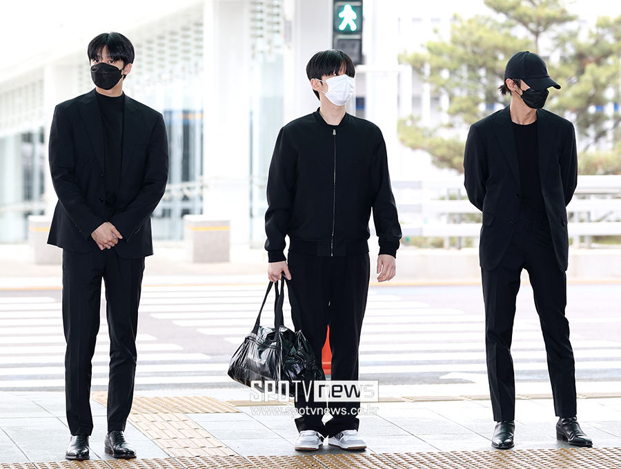 '고 문빈 빈소 조문 후 출국' 몬스타엑스, 검은 정장 차림으로 애도