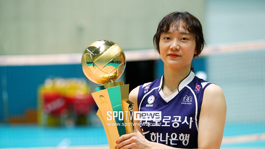 ▲ 2022-23시즌 V리그 '우승 트로피'를 들고 있는 문정원.