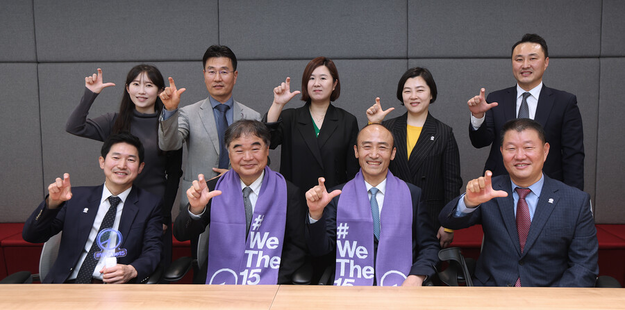 ▲ 대한장애인체육회가 19일 한국도요타자동차 본사에서 한국도요타자동차와 업무협약을 체결했다. 사진은 콘야마 마나부 한국도요타자동차 대표이사와 대한장애인체육회 정진완 회장(앞줄 보라색 머플러 왼쪽부터) ⓒ 대한장애인체육회