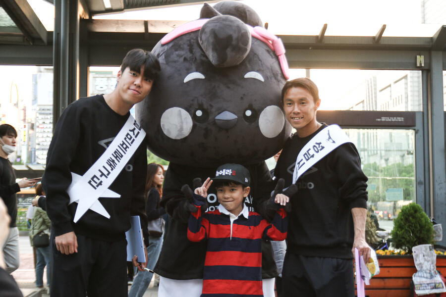 ▲ 성남FC 선수단이 직접 오프라인 홍보에 나섰다. ⓒ성남FC 공식