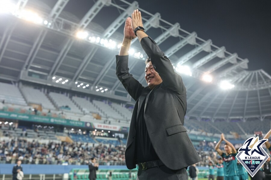 ▲ 대전하나시티즌은 이민성 감독이 팬들 앞에서 박수 응원을 유도하고 있다. ⓒ한국프로축구연맹