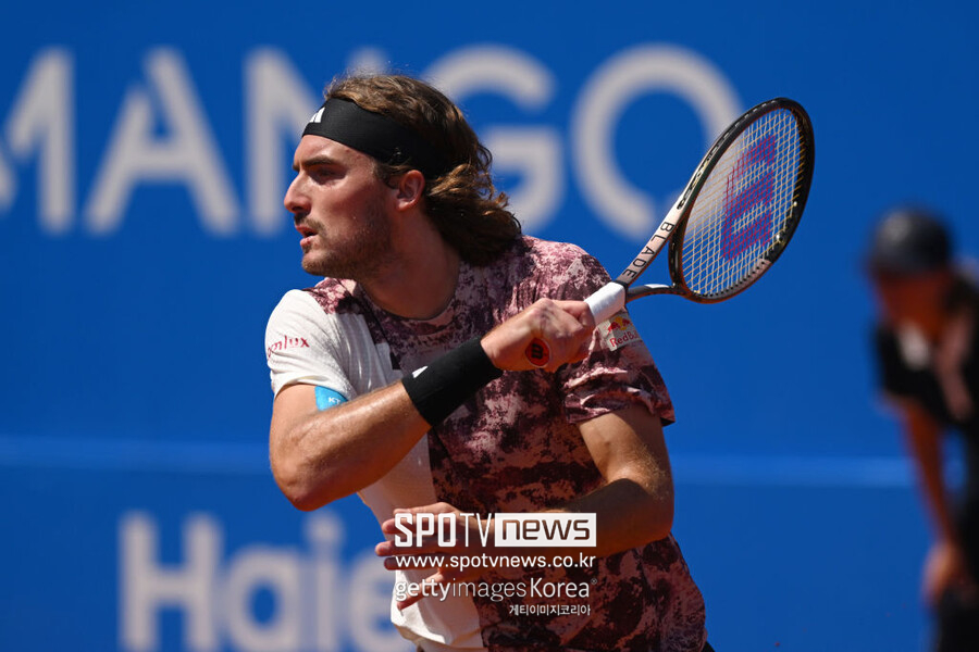 ▲ 스테파노스 치치파스가 2023년 ATP 투어 바르셀로나 오픈 단식 16강전에서 경기를 펼치고 있다.