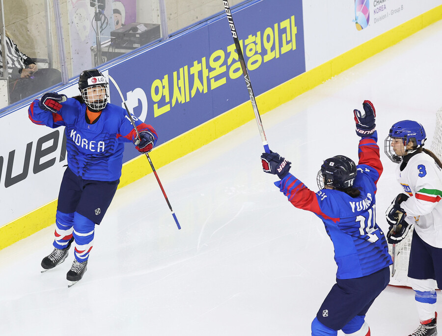 ▲ 국제아이스하키연맹(IIHF) 여자 세계선수권대회 디비전 1 그룹 B(3부 리그) 이탈리아와 경기에서 골을 넣은 뒤 환호하는 한국 여자아이스하키 대표팀 ⓒ연합뉴스