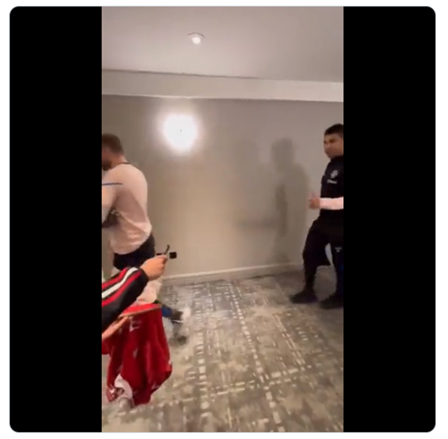 ▲ 호텔 복도를 지나가는 맨체스터 유나이티드 선수들에게 한 팬이 사인 요청을 하고 있다. 카세미루는 사인 대신 엄지를 들어올리며 인사했다. ⓒ트위터 캡처