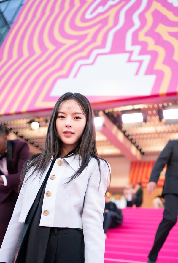 ▲ 칸 국제 시리즈 페스티벌에 참석한 허정희. 제공|티빙