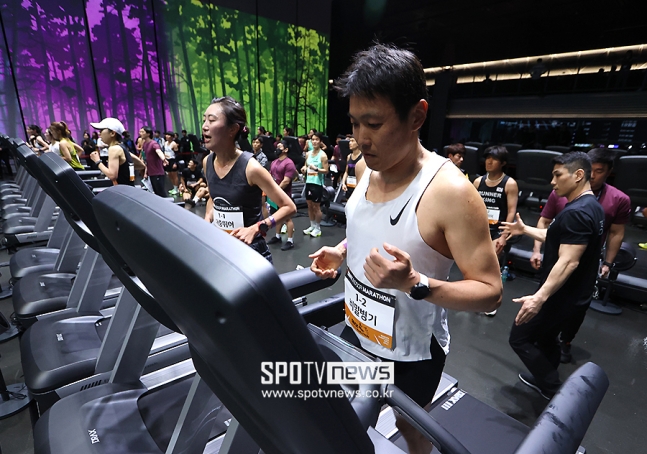 ▲ 제1회 디랙스 인도어 마라톤 대회가 22일 경기도 광명시 일직동 아이벡스 스튜디오에서 열렸다. 21km 팀전에서 참가자들이 달리고 있다. ⓒ 광명, 곽혜미 기자