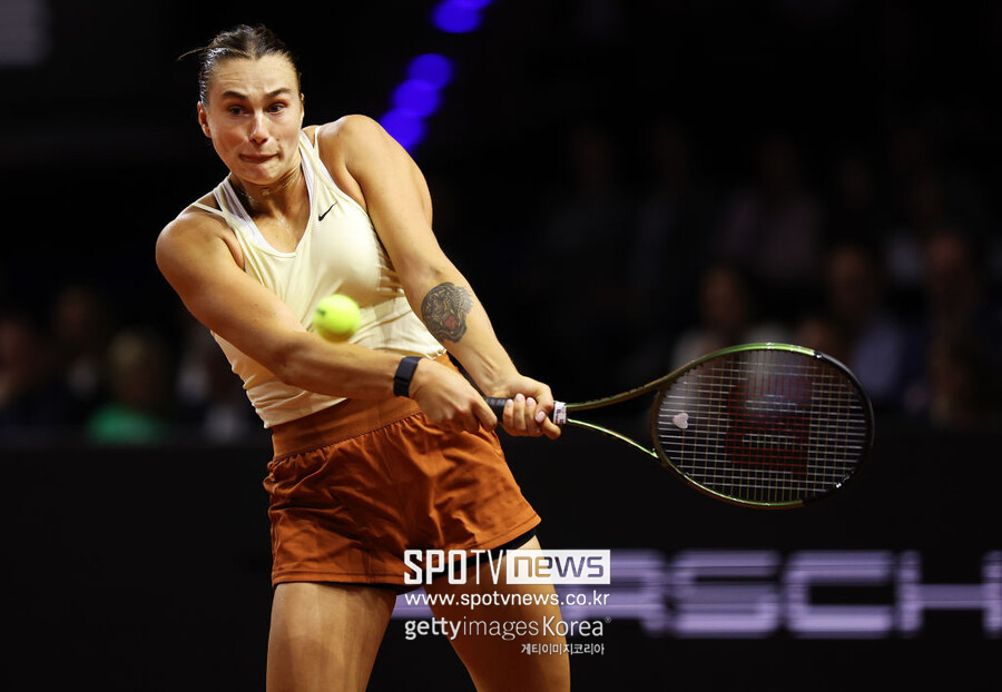 ▲ 아리나 사발렌카가 2023 WTA 투어 포르쉐 그랑프리 준결승전에서 경기를 펼치고 있다.