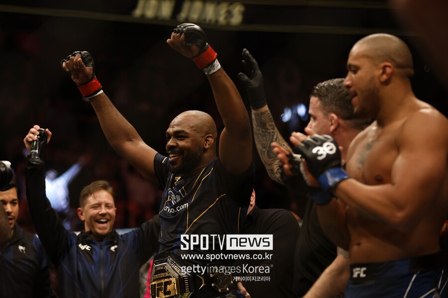 ▲ 존 존스는 UFC 헤비급 챔피언에 올라 스티페 미오치치와 대결을 기다리고 있다. 오는 11월 미국 뉴욕 매디슨스퀘어가든에서 경기할 가능성이 크다.