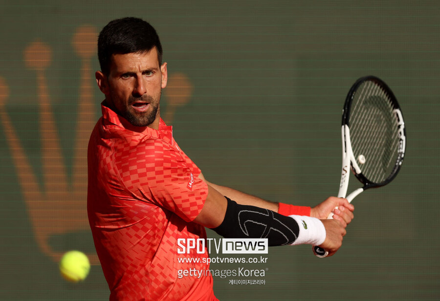 ▲ 2023 ATP 투어 몬테카를로 마스터스에서 오른쪽 팔꿈치에 압박밴드를 하고 경기를 펼치는 노바크 조코비치