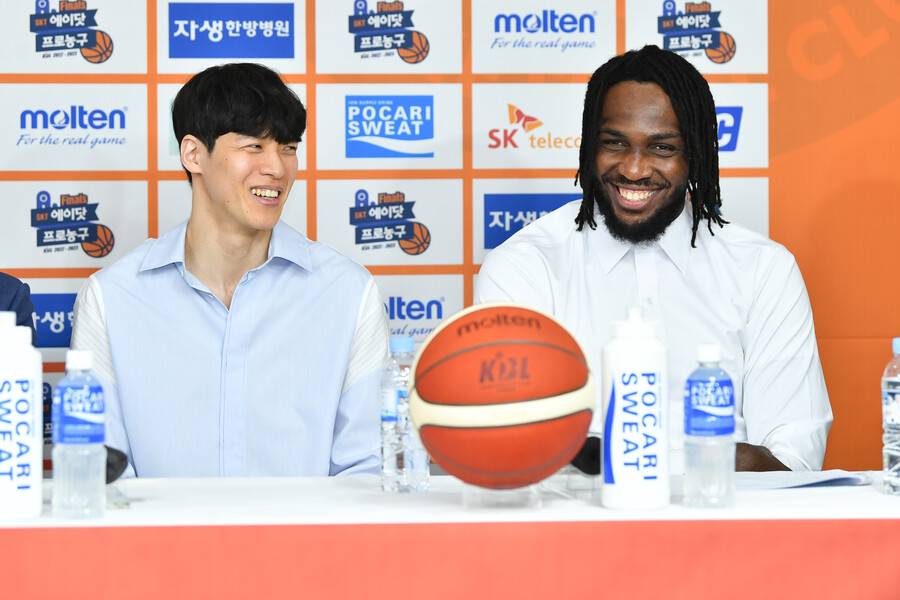 ▲ 김선형과 자밀 워니 ⓒKBL