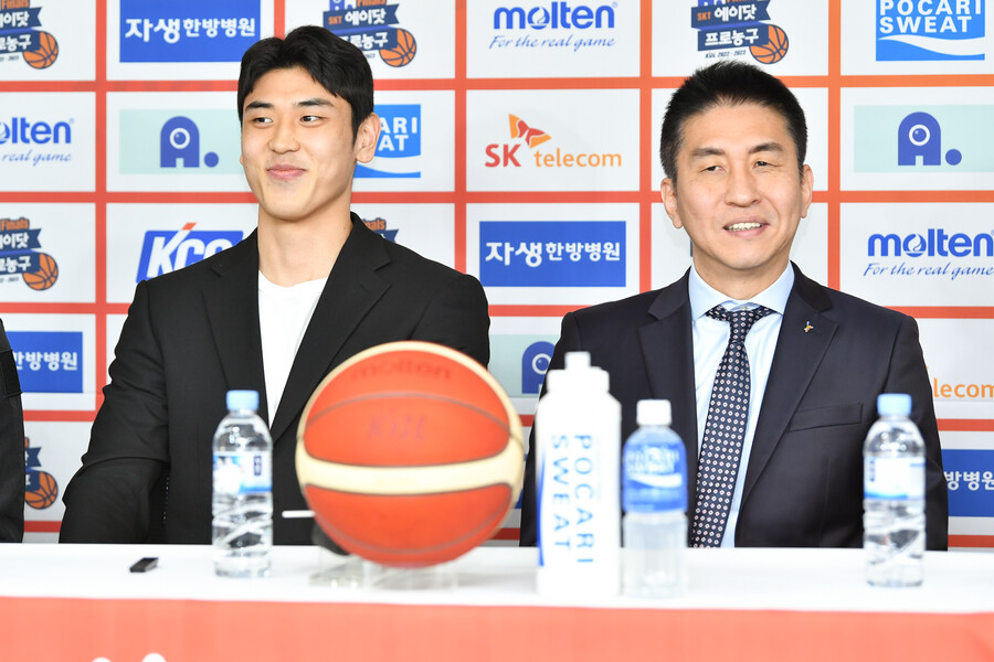 ▲ 변준형과 김상식 감독 ⓒKBL