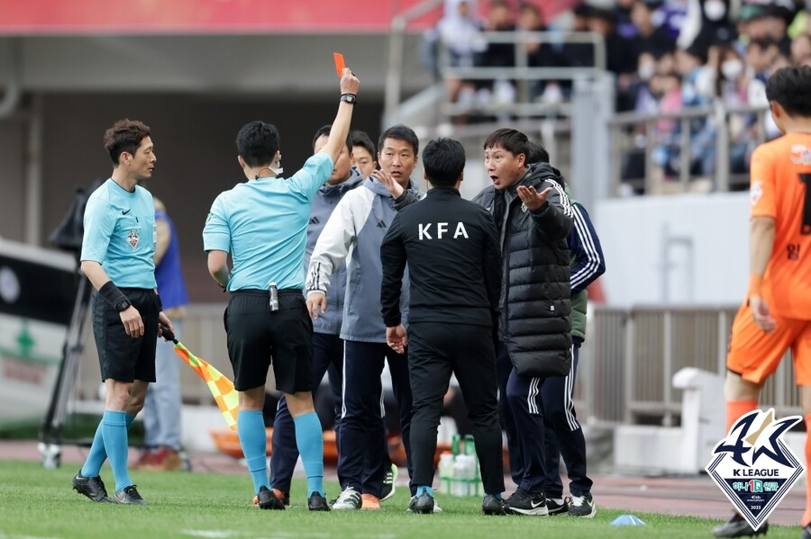 ▲ 항의 과정에서 레드카드를 받은 김상식 전북 감독. ⓒ한국프로축구연맹