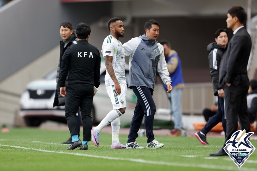 ▲ 경고 누적으로 퇴장 명령을 받은 하파 실바. ⓒ한국프로축구연맹