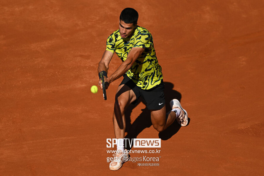 ▲ 카를로스 알카라스가 2023 ATP 투어 바르셀로나오픈 단식 결승전에서 경기를 펼치고 있다.