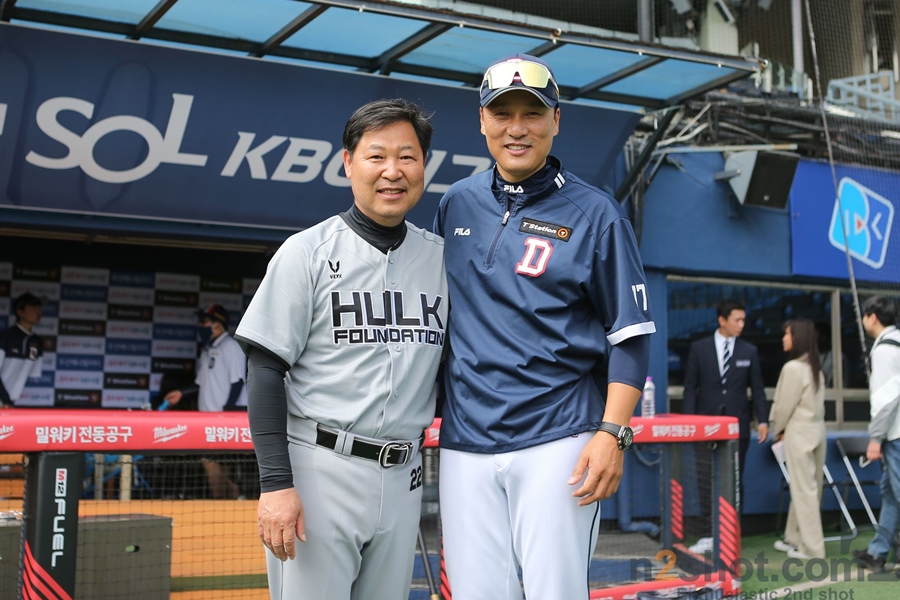 ▲ 이만수 헐크파운데이션 이사장(왼쪽)과 이승엽 두산 베어스 감독. ⓒ두산 베어스