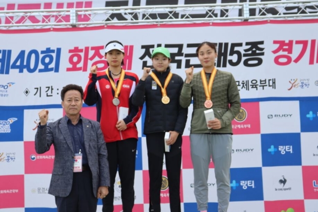 ▲ 제40회 대한근대5종연맹 회장배 전국 근대5종 경기대회 여자 고등부에서 2관왕에 오른 신수민(가운데) ⓒ대한근대5종연맹