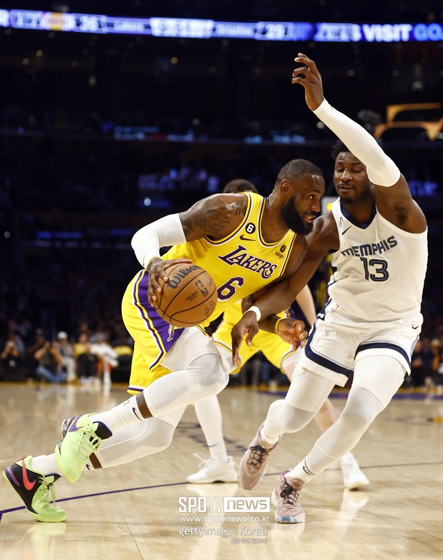 '르브론 22P-20R' LA 레이커스, 연장 접전 끝 멤피스 꺾고 시리즈 3-1