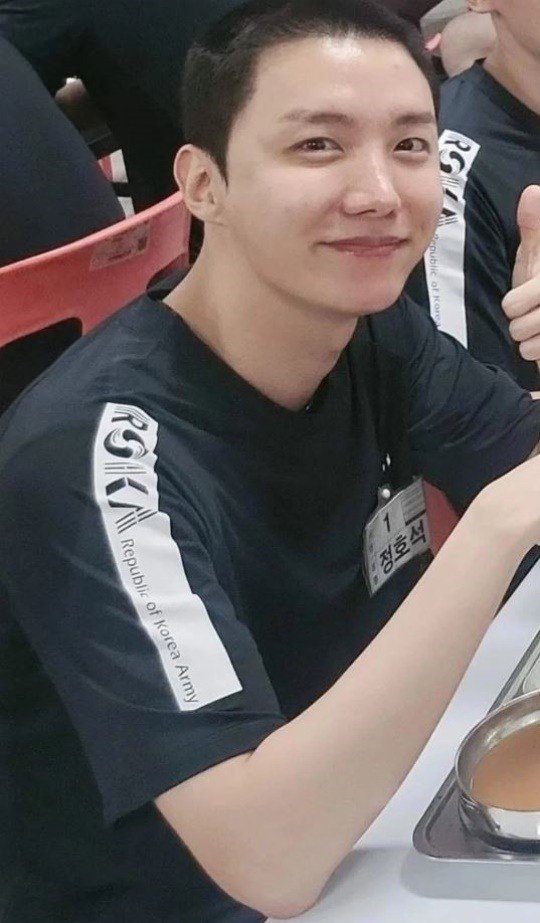 ▲ 방탄소년단 제이홉. 출처| 더캠프 36사단 카페