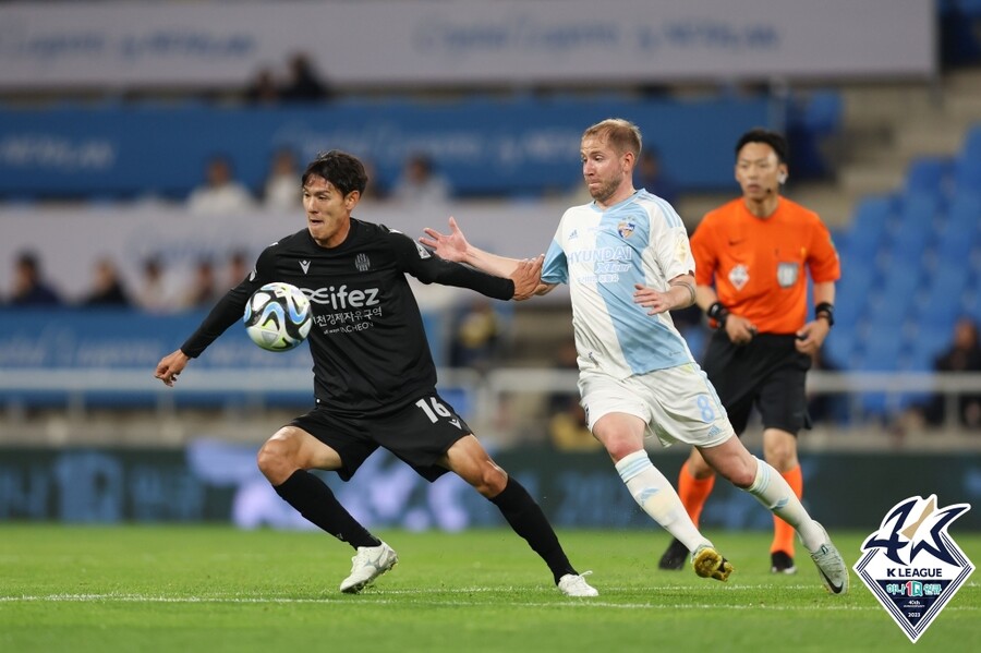 ▲ 인천 김동수(왼쪽)와 울산 보야니치(오른쪽)의 경합도 많았다 ⓒ 한국프로축구연맹