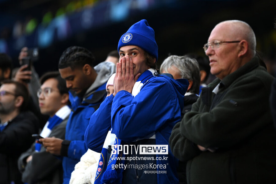 ▲ UCL 8강 탈락 후 아쉬워하는 첼시 팬들